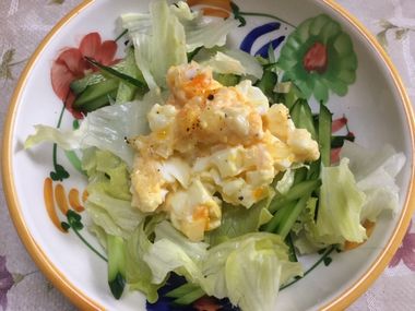 らっきょう入りの卵サラダをレタスの上に盛っています。