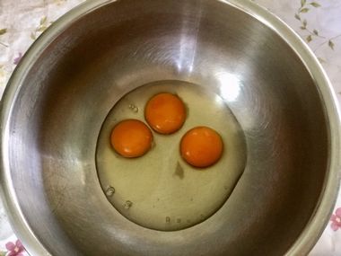 卵が3個、ボールの中に割り入れられたところです。