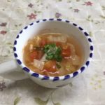 スープカップに注いで、小葱を散らした白菜の漬物とトマトのスープです。