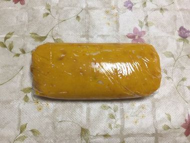 ラップに包んだかぼちゃ餅の原型です。