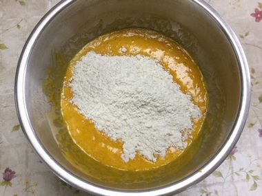 混ぜておいた粉類を、かぼちゃを混ぜた卵液と合わせます。