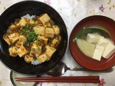 麻婆豆腐丼と、お椀によそったブイヨン汁と、スプーンとお箸です。