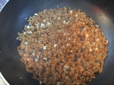 ほどほどに炊けた煎り玄米です。表面に穴が開いています。
