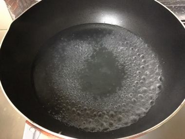 フライパンでお湯を沸かしているところです。