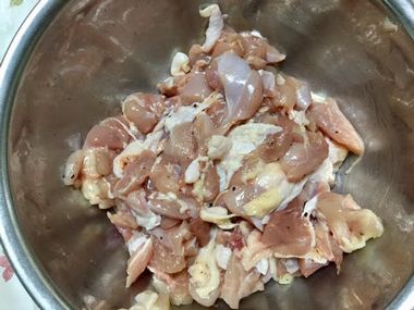 鶏のモモ肉を刻んで塩コショウしたところです。