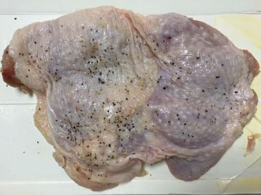 鶏もも肉に塩コショウでした味をつけています。皮面。