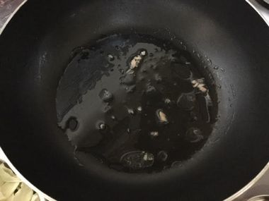 フライパンにツナ缶の油をたらしました。
