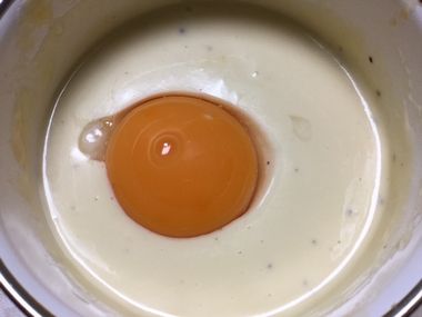 失敗マヨネーズに卵黄1個分を加えたところです。