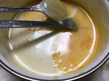 失敗マヨネーズに卵黄1個分を加えて混ぜています。