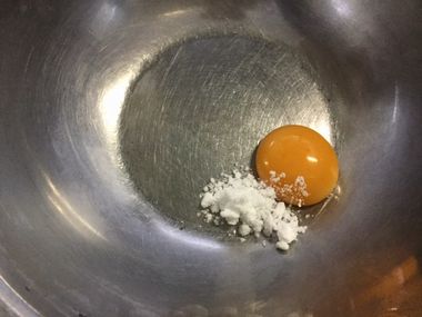 ボールに入った卵黄と塩です。