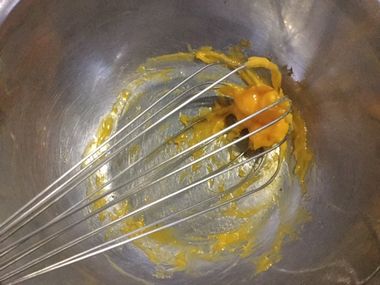 ボールで卵黄と塩を混ぜたところです。
