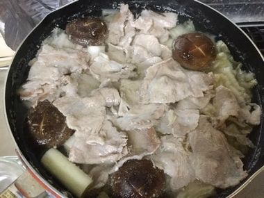 お肉が煮えて、白菜鍋の完成です。