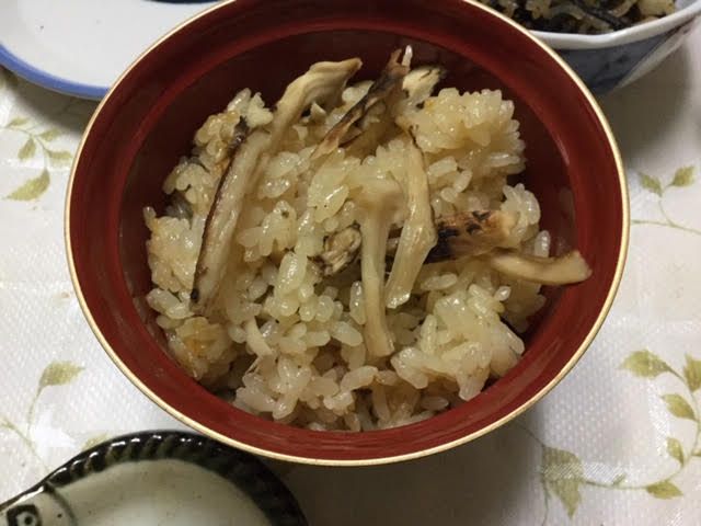 お椀によそった松茸ご飯です。