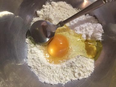 薄力粉、片栗粉、だしの素、卵がボールに入っています。