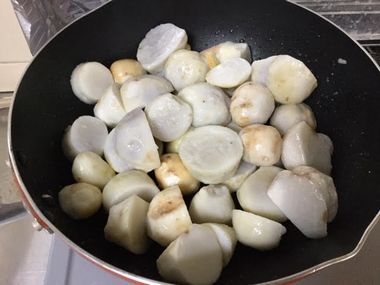 フライパンで里芋を焼いています。