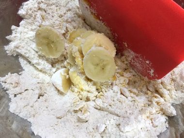 バナナを刻みながら混ぜているところです。