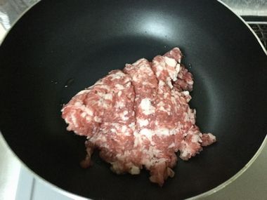 自分で刻んだ薄切りだった肉を炒め始めるところです。