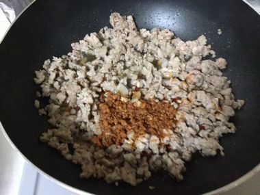 刻み肉に麻婆豆腐の素のを加えたところです。