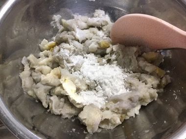 潰した里芋に、塩と片栗粉を加えた様子です。