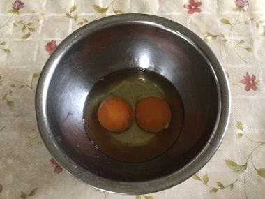 ボールに入った生卵が2個です。