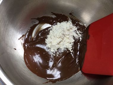 溶かしたチョコに薄力粉を加えたところです。