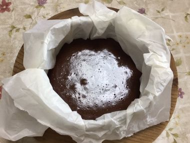 焼きあがったチョコレートケーキです。