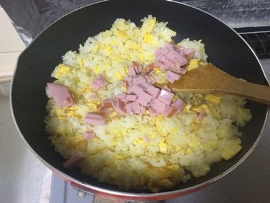 卵とご飯を合わせたところにハムを加えています。