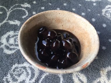らっこが煮た黒豆です。小鉢によそっています。