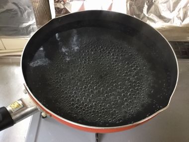 フライパンで湯を沸かしています。