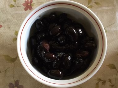 煮た黒大豆です。
