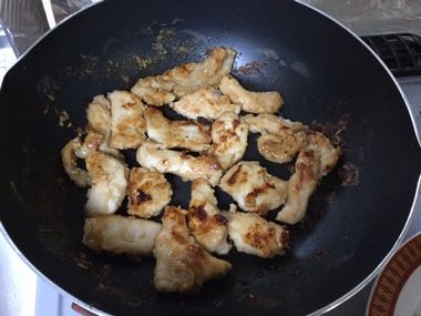 鶏むね肉をフライパンで焼いています。