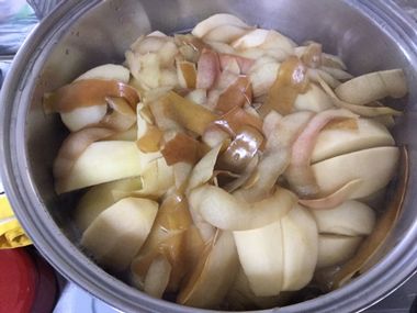 りんごの甘煮を作っています。