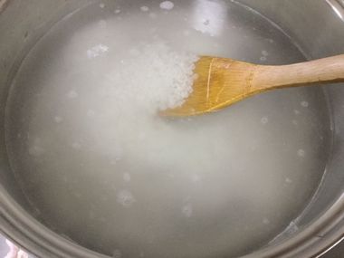 熱湯にざる上げしたお米を入れたところです。かき混ぜています。