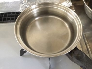 小鍋でお湯を沸かしています。
