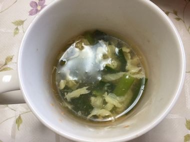 マグカップに注いだニラ卵スープです。