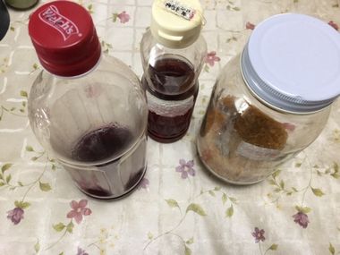 左から、紫蘇ジュース、赤梅酢、ざらめです。