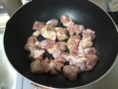 フライパンで鶏もも肉を焼こうとしています。