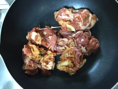 フライパンで豚肉を焼こうとしています。