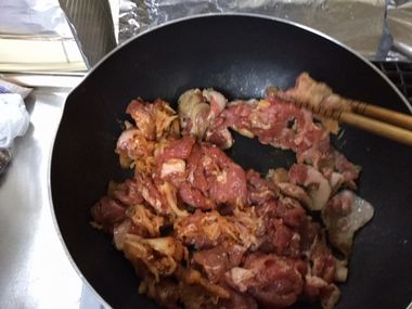 フライパンで豚肉を焼いています。