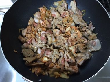 フライパンで豚肉を焼いています。まだ半焼けです。