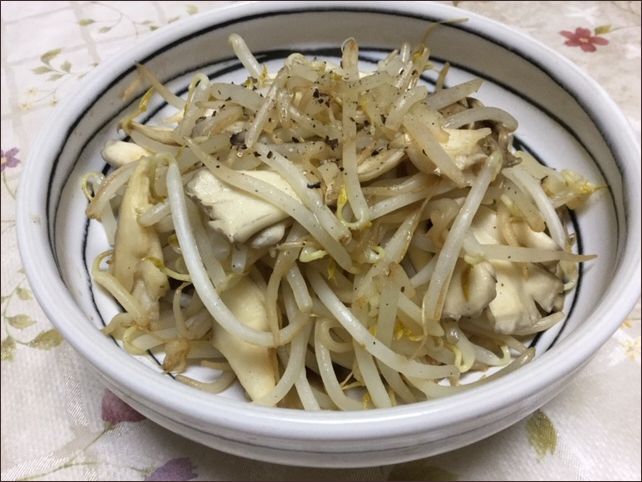らっこが作った舞茸ともやしの炒め物です。