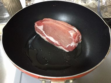 豚の厚切り肉の脂身を焼いている様子です。手放しでも立っています。