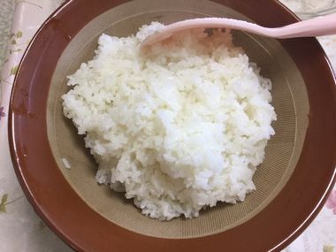 すり鉢に移した炊けたもち米です。