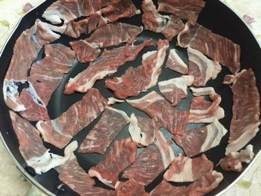 フライパンに並べた豚肉です。
