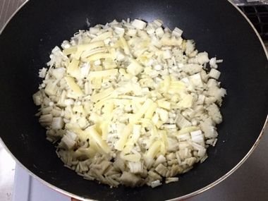 えのきチーズを焼いています。