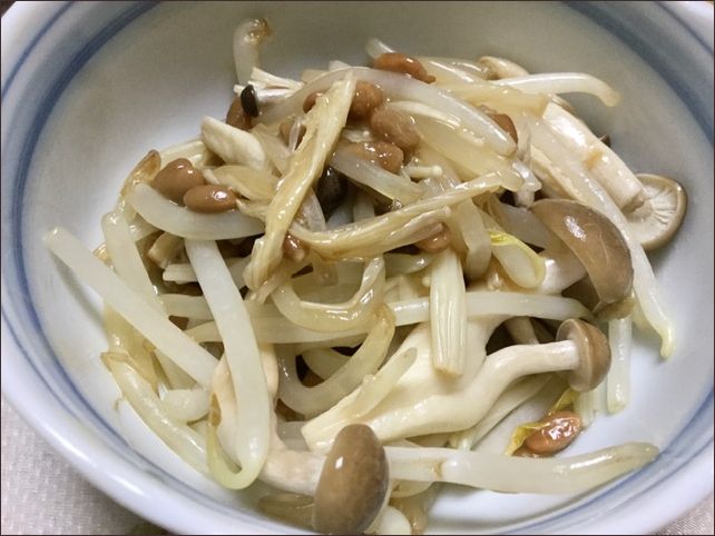 らっこが作った麺つゆ味のもやし納豆きのこ入りです。