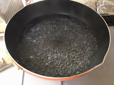 フライパンでお湯が沸いています。