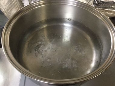 大鍋に沸いた2リットルのお湯です。