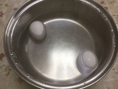 温泉卵を作っています。