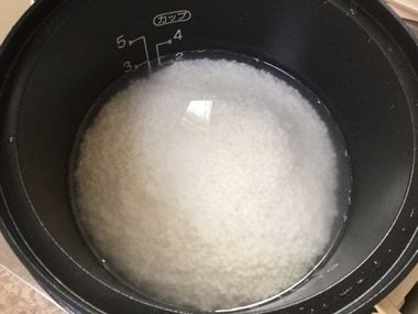 炊飯器にセットされたお米です。